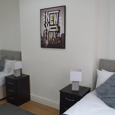 Beautiful Two-Bed Apartment With Driveway Parking Nottingham Dış mekan fotoğraf