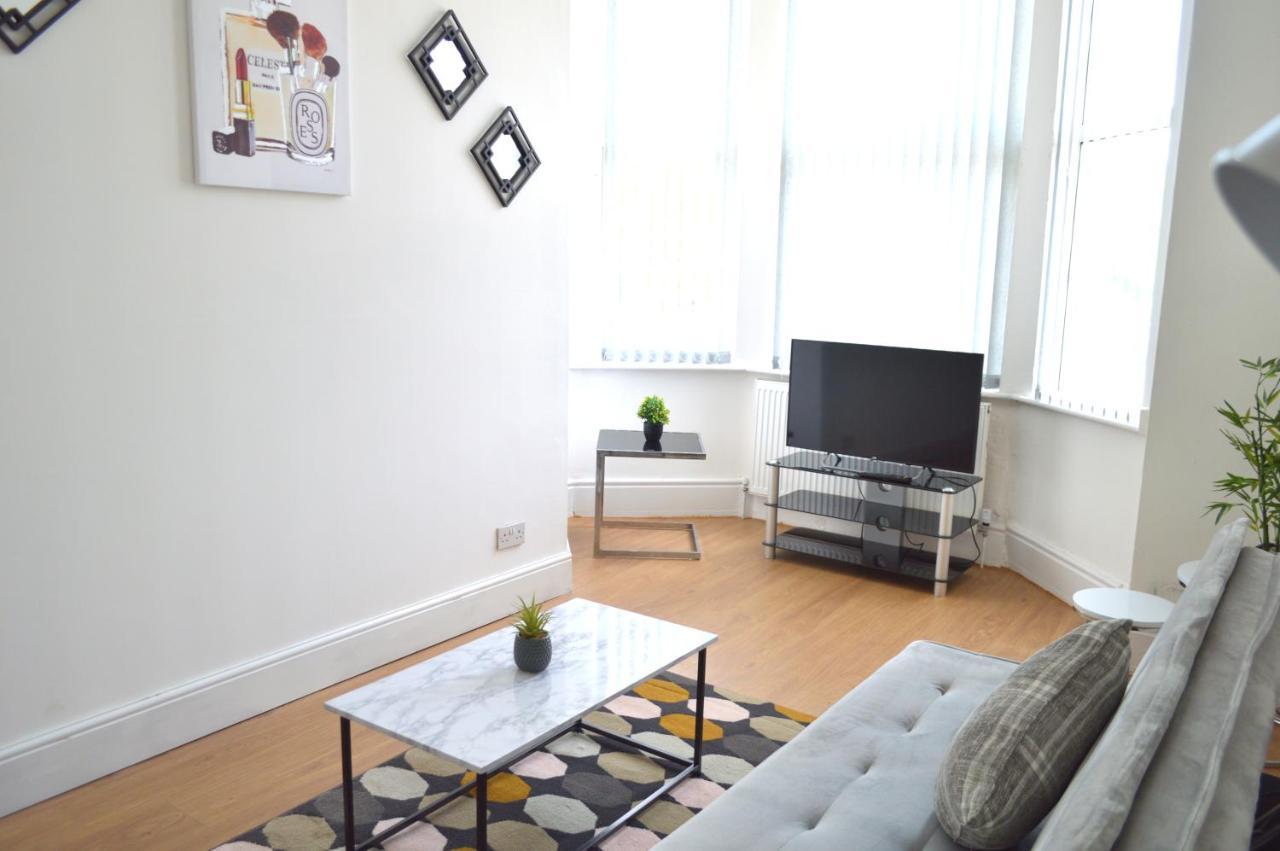 Beautiful Two-Bed Apartment With Driveway Parking Nottingham Dış mekan fotoğraf