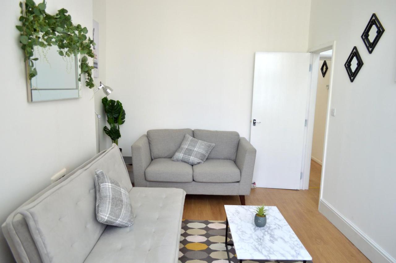 Beautiful Two-Bed Apartment With Driveway Parking Nottingham Dış mekan fotoğraf