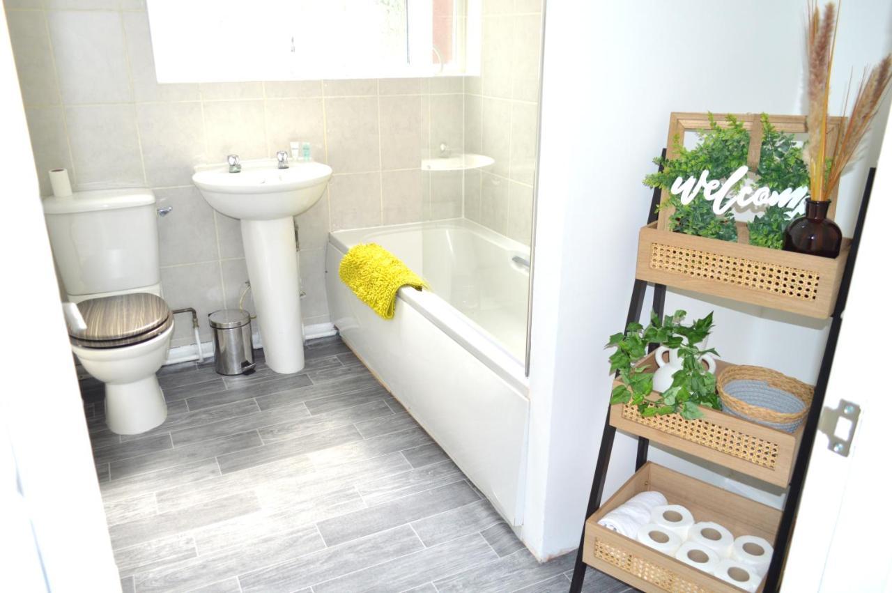 Beautiful Two-Bed Apartment With Driveway Parking Nottingham Dış mekan fotoğraf