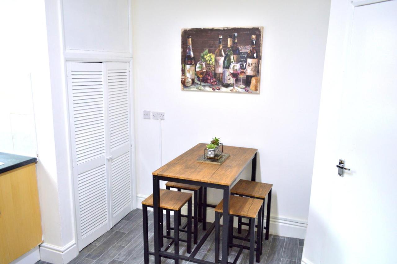 Beautiful Two-Bed Apartment With Driveway Parking Nottingham Dış mekan fotoğraf